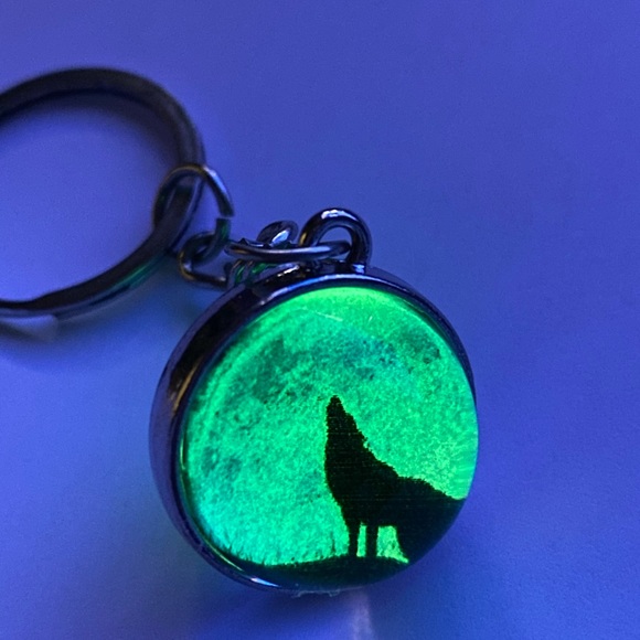 Wolf keychain glow in dark with light - Picture 2 of 4